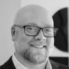 En profilbild av fastighetsmäklare Andreas Tyson