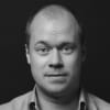 En profilbild av fastighetsmäklare Mikael Berggren