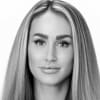 En profilbild av fastighetsmäklare Ulrika Biewald