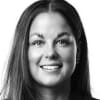 En profilbild av fastighetsmäklare Emelie Edergard