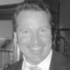 En profilbild av fastighetsmäklare Patrik Edgren