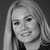 En profilbild av fastighetsmäklare Alexandra Mokos