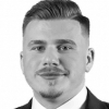 En profilbild av fastighetsmäklare Sanjin Durdevic