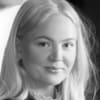 En profilbild av fastighetsmäklare Frida Angsparr Skoglund