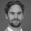 En profilbild av fastighetsmäklare Mattias Grönnslett