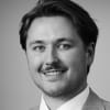 En profilbild av fastighetsmäklare Adam Frostelind
