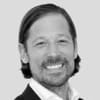 En profilbild av fastighetsmäklare Andreas Olofsson