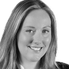 En profilbild av fastighetsmäklare Emma Nordin