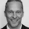 En profilbild av fastighetsmäklare Henrik Hansson