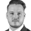 En profilbild av fastighetsmäklare Dennis Hurtig