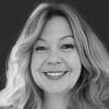 En profilbild av fastighetsmäklare Nina Eklund