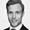 En profilbild av fastighetsmäklare Rasmus Halldin