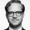 En profilbild av fastighetsmäklare Dennis Berg