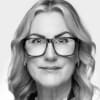 En profilbild av fastighetsmäklare Carina Odelstad