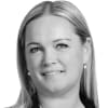 En profilbild av fastighetsmäklare Karolina Hjelmåker