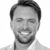 En profilbild av fastighetsmäklare Dennis Rönnemark