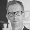 En profilbild av fastighetsmäklare Johan Axelsson