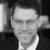 En profilbild av fastighetsmäklare Jonas Magnusson