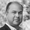 En profilbild av fastighetsmäklare Daniel Engman