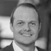 En profilbild av fastighetsmäklare Henrik Angström
