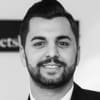 En profilbild av fastighetsmäklare Orhan Aydin