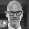 En profilbild av fastighetsmäklare Mikael Grans