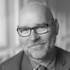 En profilbild av fastighetsmäklare Mikael Johansson