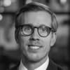 En profilbild av fastighetsmäklare Mattias Karlsson