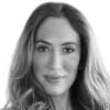 En profilbild av fastighetsmäklare Gabriella Gerges