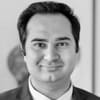 En profilbild av fastighetsmäklare James Khan