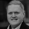 En profilbild av fastighetsmäklare Mattias Jonsson