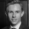 En profilbild av fastighetsmäklare Christopher Westergren