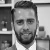 En profilbild av fastighetsmäklare Emanuel Turgay