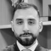 En profilbild av fastighetsmäklare Aday Duru