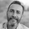 En profilbild av fastighetsmäklare Elias Yahyaei