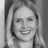 En profilbild av fastighetsmäklare Lovisa Österberg