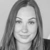En profilbild av fastighetsmäklare Elin Nilsson