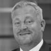 En profilbild av fastighetsmäklare Ola Martinsson
