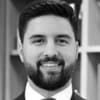 En profilbild av fastighetsmäklare Marcus Deniz