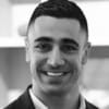 En profilbild av fastighetsmäklare Kevin Ibrahim