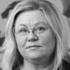 En profilbild av fastighetsmäklare Heléne Karlsson