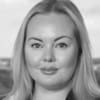 En profilbild av fastighetsmäklare Moa Englund