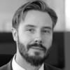 En profilbild av fastighetsmäklare Fredrik Berg
