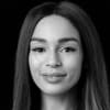 En profilbild av fastighetsmäklare Inez Domé