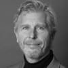 En profilbild av fastighetsmäklare Carl-Johan André