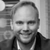 En profilbild av fastighetsmäklare Johan Nilsson