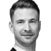 En profilbild av fastighetsmäklare Sebastian Nimani