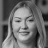 En profilbild av fastighetsmäklare Rebecca Behrendtz