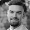 En profilbild av fastighetsmäklare Alexander Syvertsson