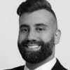En profilbild av fastighetsmäklare Ender Karaman